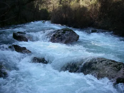 Le long rapide volumineux à l'entrée de Madières, par 25m3/s, et qui se termine par une passerelle basse dangereuse (stop obligatoire et portage rive droite), le bain est strictement prohibé sur ce passage /!\